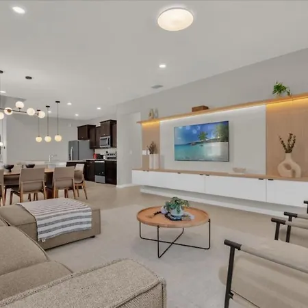 7 Bedrooms- 5 Bathrooms- Windsor Cay1285Er